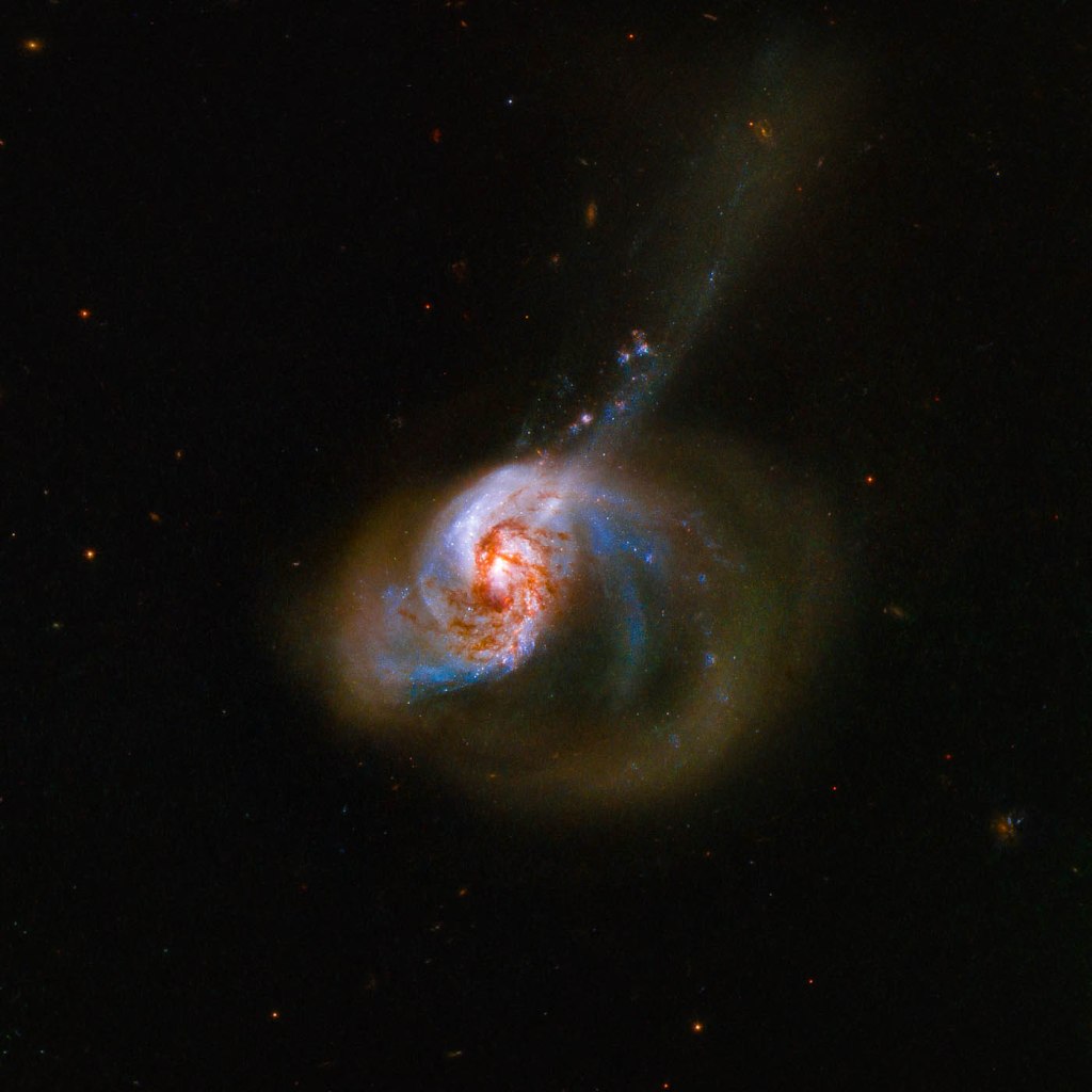 Aliança estelar: Hubble flagra casamento entre galáxias
