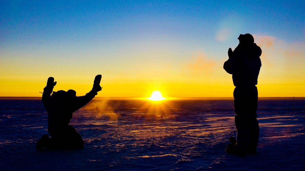 Após 4 meses às escuras, cientistas fazem saudação ao Sol na Antártida