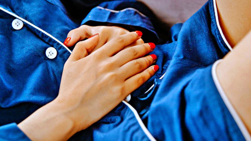 Como aliviar as cólicas menstruais? Especialista dá cinco dicas
